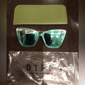 NEW! DIFF Bella II rare colorbGreen Cat-Eye Sunglasses